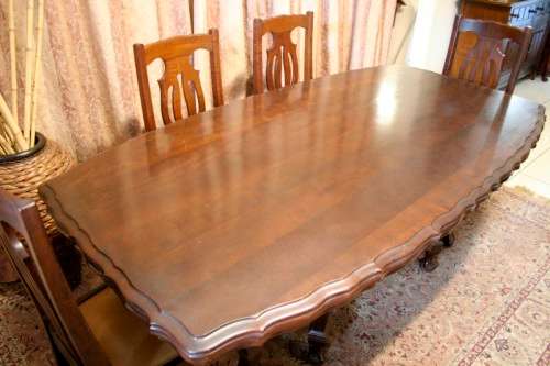 An absolutely stunning vintage Imbuia Ball & claw 6-seater dining room table w 6 faux leather chairs