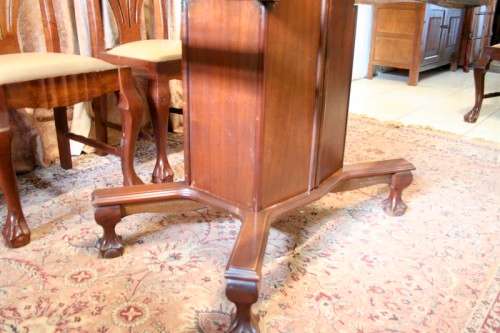 An absolutely stunning vintage Imbuia Ball & claw 6-seater dining room table w 6 faux leather chairs
