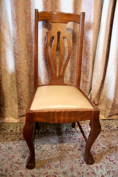 An absolutely stunning vintage Imbuia Ball & claw 6-seater dining room table w 6 faux leather chairs