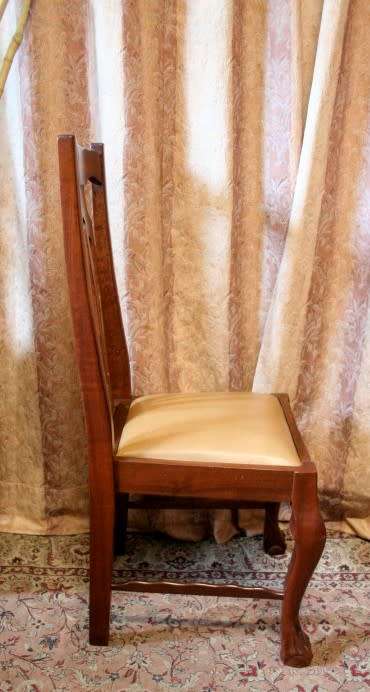 An absolutely stunning vintage Imbuia Ball & claw 6-seater dining room table w 6 faux leather chairs
