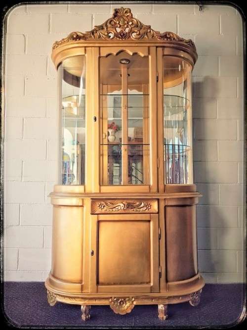 Fabulous tall gold gilded curved glass display cabinet w/ ornate detailing & a light in the cabinet
