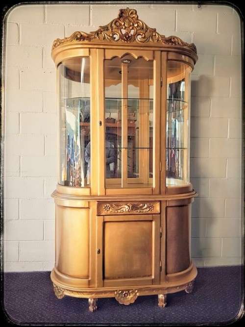 Fabulous tall gold gilded curved glass display cabinet w/ ornate detailing & a light in the cabinet