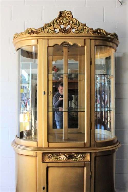 Fabulous tall gold gilded curved glass display cabinet w/ ornate detailing & a light in the cabinet