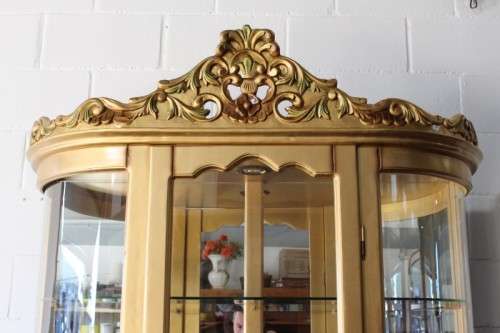 Fabulous tall gold gilded curved glass display cabinet w/ ornate detailing & a light in the cabinet