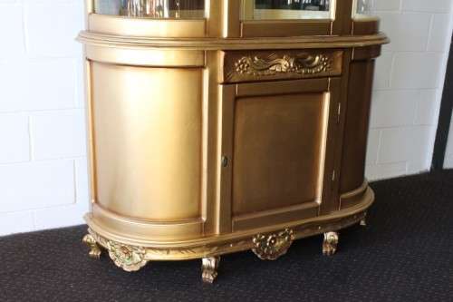 Fabulous tall gold gilded curved glass display cabinet w/ ornate detailing & a light in the cabinet