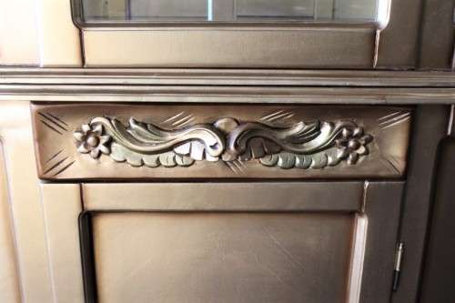 Fabulous tall gold gilded curved glass display cabinet w/ ornate detailing & a light in the cabinet