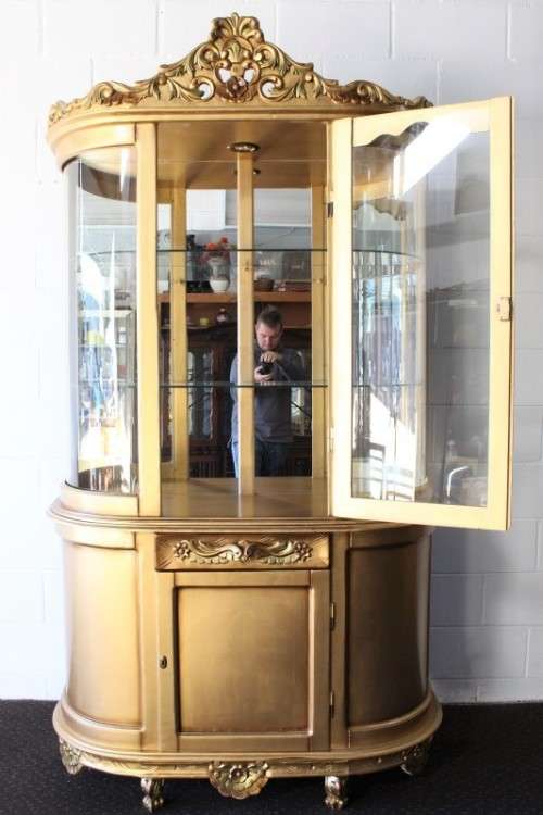 Fabulous tall gold gilded curved glass display cabinet w/ ornate detailing & a light in the cabinet
