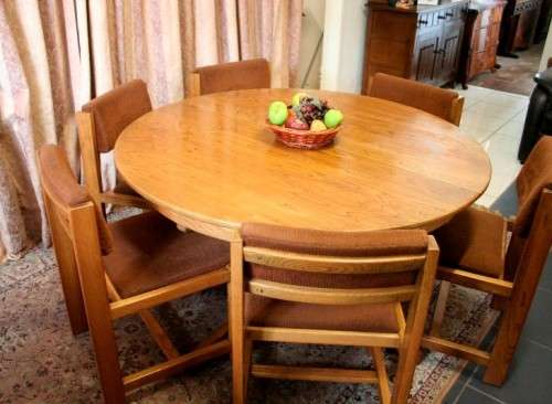 A wonderful vintage solid Oak 6-seater extendible dining room table with six upholstered chairs