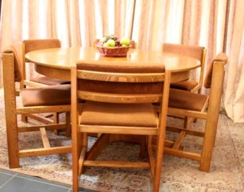A wonderful vintage solid Oak 6-seater extendible dining room table with six upholstered chairs