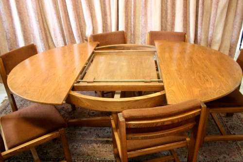 A wonderful vintage solid Oak 6-seater extendible dining room table with six upholstered chairs