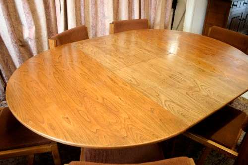 A wonderful vintage solid Oak 6-seater extendible dining room table with six upholstered chairs
