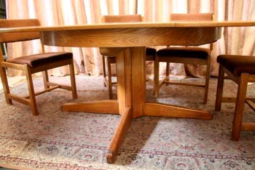 A wonderful vintage solid Oak 6-seater extendible dining room table with six upholstered chairs