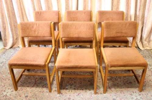 A wonderful vintage solid Oak 6-seater extendible dining room table with six upholstered chairs