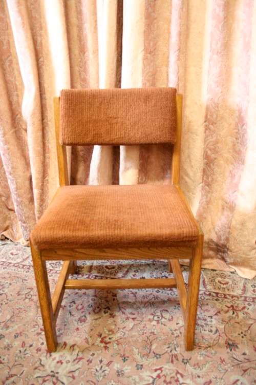 A wonderful vintage solid Oak 6-seater extendible dining room table with six upholstered chairs