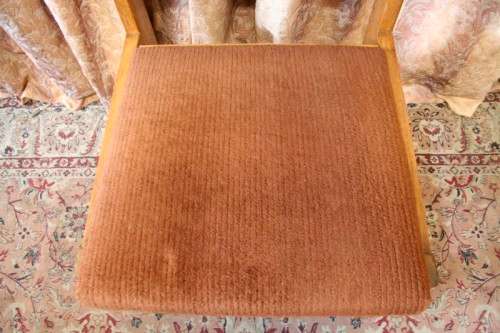 A wonderful vintage solid Oak 6-seater extendible dining room table with six upholstered chairs