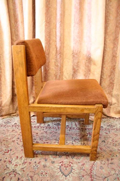 A wonderful vintage solid Oak 6-seater extendible dining room table with six upholstered chairs
