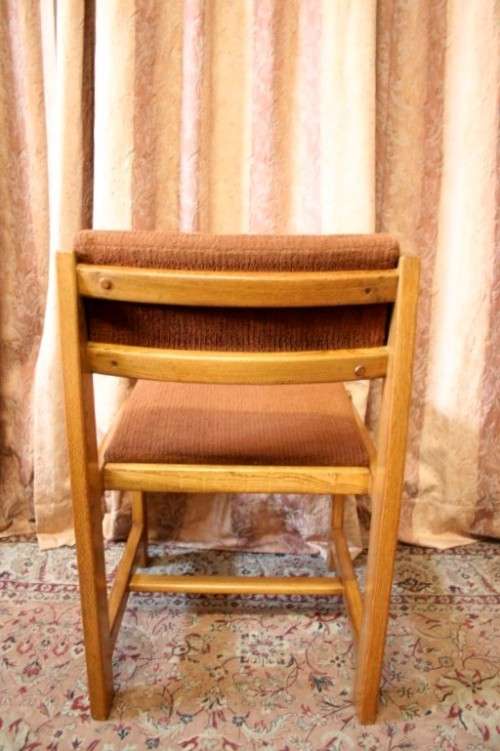 A wonderful vintage solid Oak 6-seater extendible dining room table with six upholstered chairs