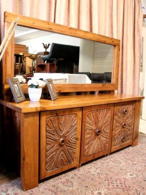 **RS17** A stunning large 3-drawer dressing table w/ carved detail and pull out stool on castors