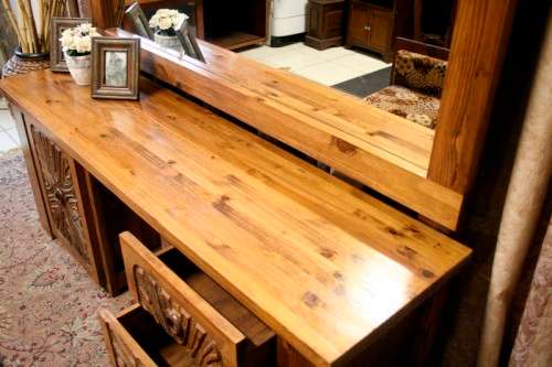 **RS17** A stunning large 3-drawer dressing table w/ carved detail and pull out stool on castors