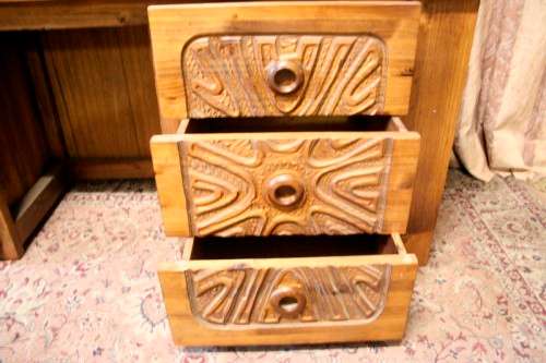 **RS17** A stunning large 3-drawer dressing table w/ carved detail and pull out stool on castors