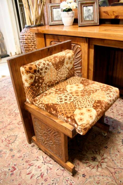**RS17** A stunning large 3-drawer dressing table w/ carved detail and pull out stool on castors