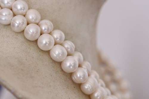 Beautiful double-strand genuine cultured white baroque pearl ladies necklace w/ larger white pearls