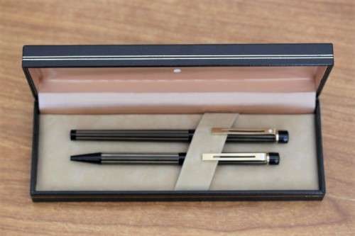 **RS17** Boxed Sheaffer Targa 675 Regency Stripe gold plated fountain pen & ballpoint pen set