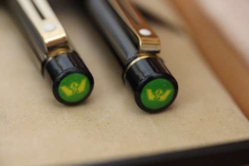 **RS17** Boxed Sheaffer Targa 675 Regency Stripe gold plated fountain pen & ballpoint pen set