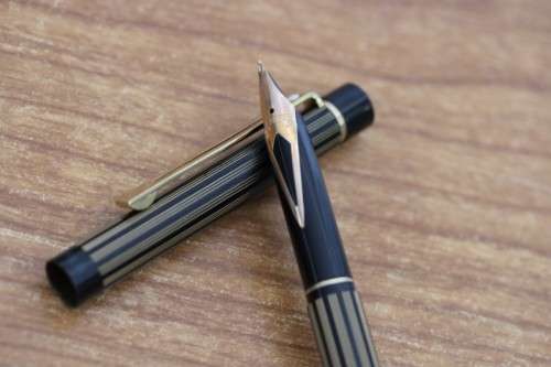**RS17** Boxed Sheaffer Targa 675 Regency Stripe gold plated fountain pen & ballpoint pen set