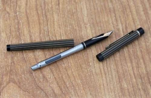**RS17** Boxed Sheaffer Targa 675 Regency Stripe gold plated fountain pen & ballpoint pen set