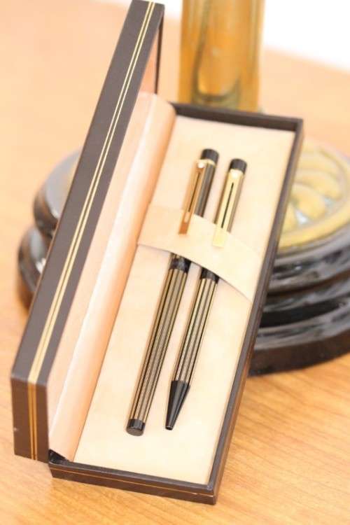 **RS17** Boxed Sheaffer Targa 675 Regency Stripe gold plated fountain pen & ballpoint pen set
