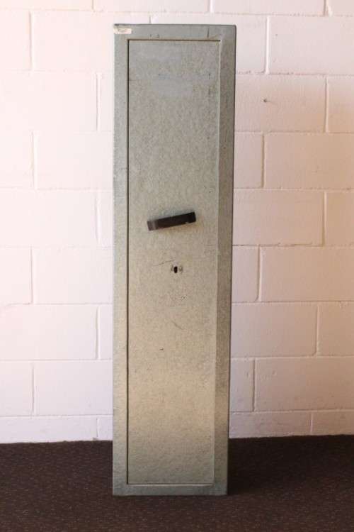 A well made 1.3m tall 4-rifle steel safe with a hand-gun/ ammunition/ key shelf