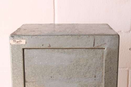 A well made 1.3m tall 4-rifle steel safe with a hand-gun/ ammunition/ key shelf