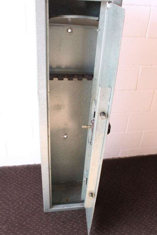 A well made 1.3m tall 4-rifle steel safe with a hand-gun/ ammunition/ key shelf