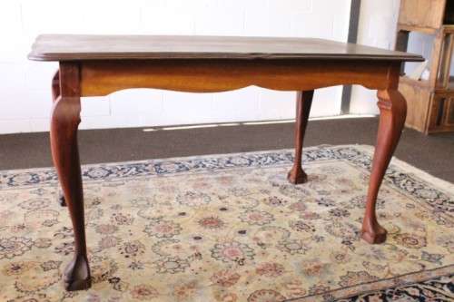 **RS17** A vintage ball & claw dining room suite w/ 6x fabulous white fabric upholstered chairs