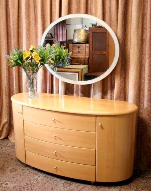 **RS17** A modern styled dressing table with 4 large drawers, side cupboards and an oval mirror