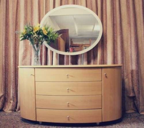 **RS17** A modern styled dressing table with 4 large drawers, side cupboards and an oval mirror