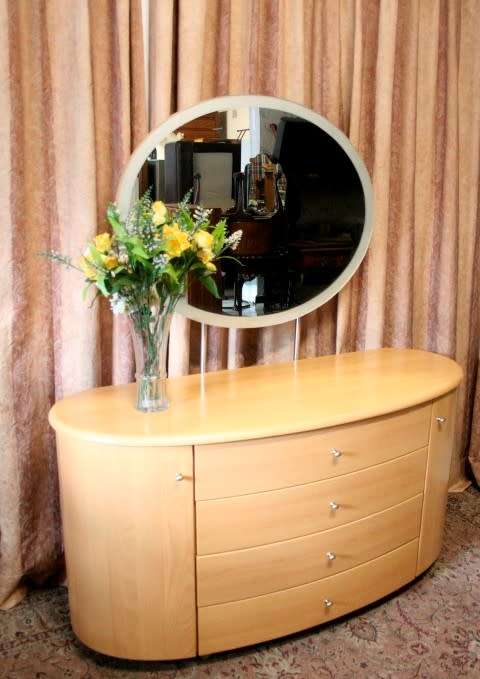 **RS17** A modern styled dressing table with 4 large drawers, side cupboards and an oval mirror