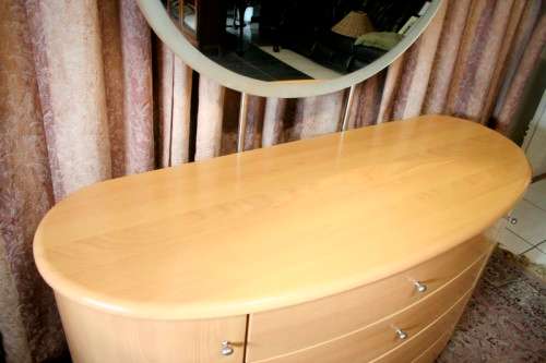 **RS17** A modern styled dressing table with 4 large drawers, side cupboards and an oval mirror