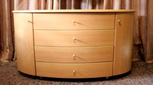 **RS17** A modern styled dressing table with 4 large drawers, side cupboards and an oval mirror
