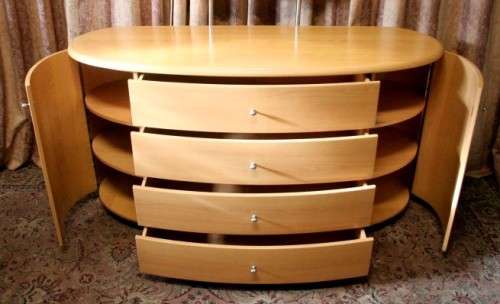 **RS17** A modern styled dressing table with 4 large drawers, side cupboards and an oval mirror