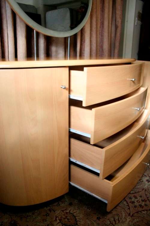 **RS17** A modern styled dressing table with 4 large drawers, side cupboards and an oval mirror