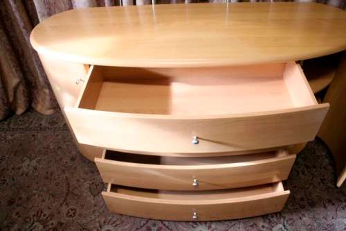 **RS17** A modern styled dressing table with 4 large drawers, side cupboards and an oval mirror