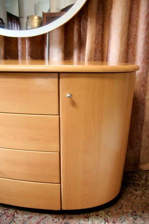 **RS17** A modern styled dressing table with 4 large drawers, side cupboards and an oval mirror