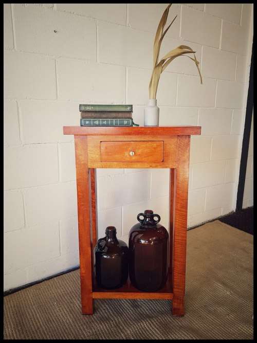 **RS17** Amazing Mahogany single-drawer pedestal w/ modern design - perfect lamp table for a hallway