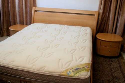 **RS17** A stylish modern Queen bed headboard & base with a Sealy mattress and two pedestals