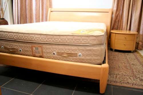 **RS17** A stylish modern Queen bed headboard & base with a Sealy mattress and two pedestals