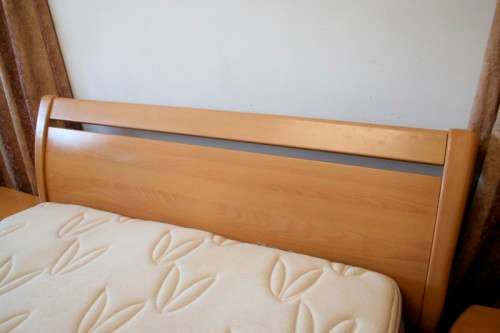 **RS17** A stylish modern Queen bed headboard & base with a Sealy mattress and two pedestals