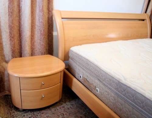 **RS17** A stylish modern Queen bed headboard & base with a Sealy mattress and two pedestals