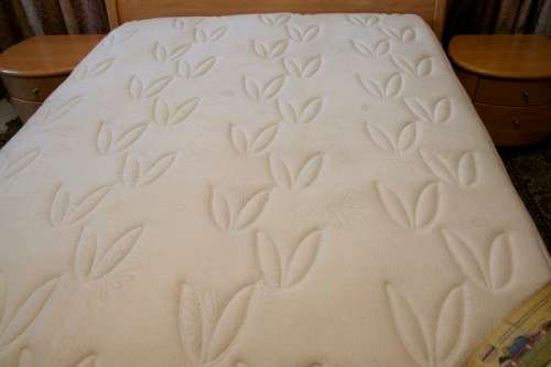 **RS17** A stylish modern Queen bed headboard & base with a Sealy mattress and two pedestals